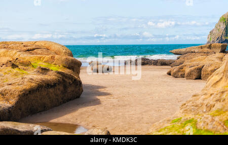 La bassa marea rivela intertidal rocce sulla spiaggia di Cape kiwanda a Città del Pacifico, Oregon Foto Stock