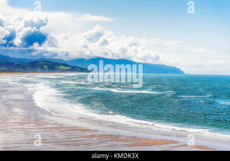 Una vista costiera dalla sommità del capo kiwanda nella città del Pacifico, Oregon. nuvole hoover oltre la gamma costiere nella distanza come la marea rotoli Foto Stock