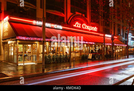 Il famoso caffè la Coupole decorato per Natale di notte, Parigi, Francia. Foto Stock