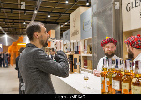 Kiev, Ucraina - 25 novembre 2017: uomo sconosciuto visite glenlivet single malt Scotch whisky Highland distillery stand al terzo whisky ucraino di dram Foto Stock