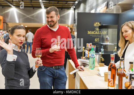 Kiev, Ucraina - 25 novembre 2017: non riconosciuta di degustazione persone macallan single malt Scotch whisky Highland distillery su stand al terzo whisky ucraino Foto Stock