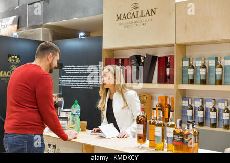 Kiev, Ucraina - 25 novembre 2017: uomo sconosciuto visite macallan single malt Scotch whisky Highland distillery su stand al 3° ucraino dra di whisky Foto Stock