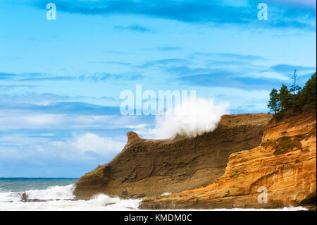 Onda sneaker sbatte a Città del Pacifico costa è spray è visto la rottura sulle rupi a cape kiwanda. ha preso 18 fotogrammi per catturare tutta la breaki Foto Stock