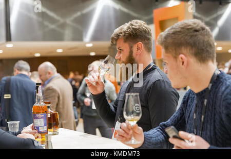 Kiev, Ucraina - 25 novembre 2017: le persone non riconosciuto la degustazione di arran single malt Scotch whisky Isle of Arran distillery stand al 3° whi ucraino Foto Stock