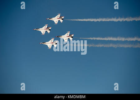 Il USAF Thunderbirds battenti in "diamond opener " formazione a Gowen Airshow di tuono il 14 ottobre 2017 a Boise Idaho. Foto Stock