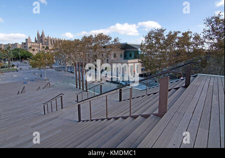 Maiorca, isole Baleari, Spagna - 8 novembre 2017: cattedrale da scale sul moll vell in una giornata di sole in palma de mallorca il 8 novembre 2017 in ma Foto Stock