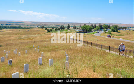 Little Bighorn battlefield National Monument, Montana, USA - Luglio 18, 2017: i turisti in visita a Little Bighorn last stand monumento Obelisco e ultimo stan Foto Stock