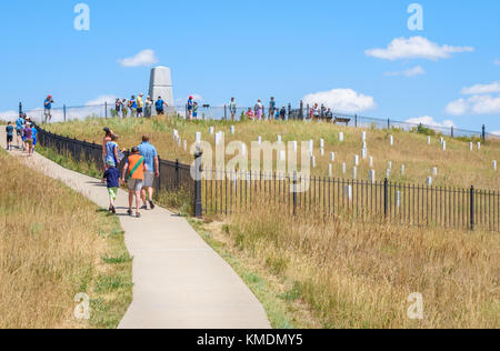 Little Bighorn battlefield National Monument, Montana, USA - Luglio 18, 2017: i turisti in visita a Little Bighorn last stand monumento Obelisco e ultimo stan Foto Stock