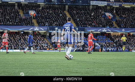 Londra, Regno Unito. 05 Dic, 2017. del Chelsea defernder cesar azpilicueta tenere la palla durante la UEFA Champions League gruppo c partita di calcio tra Chelsea fc e atletico madrid . La partita di calcio si è conclusa 1-1 uefa champions league gruppo c partita di calcio tra Chelsea fc e atletico madrid a Stamford Bridge di Londra. chelsea - atletico madrid 1-1 in full time . credito: ioannis alexopoulos/Pacific press/alamy live news Foto Stock