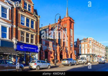 Muswell Hill Broadway, Londra, Regno Unito, su un luminoso dicembre sera Foto Stock