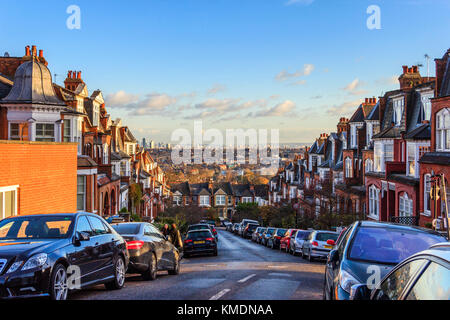 Vista di Londra da Hillfield Park, off Muswell Hill Broadway, Londra, Regno Unito, su un luminoso dicembre sera Foto Stock