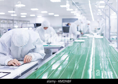 Gli scienziati che lavorano in laboratorio Foto Stock