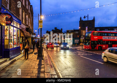 Blu e arancione urban scena notturna nel villaggio di Highgate in una Domenica di Dicembre, London, Regno Unito Foto Stock