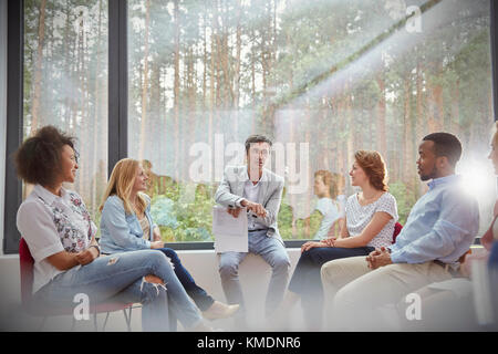 Sessione di terapia di gruppo leader del terapista Foto Stock