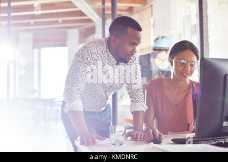 Imprenditore e imprenditrice lavorando al computer in ufficio Foto Stock