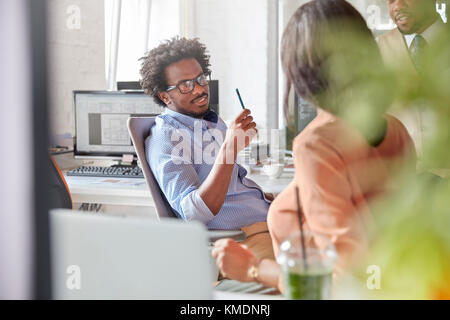 Imprenditore e imprenditrice parlando in ufficio Foto Stock