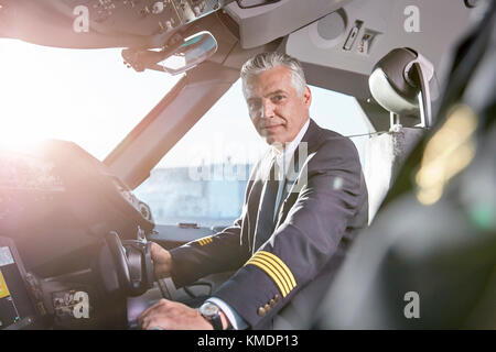 Ritratto pilota maschile fiducioso in aereo cockpit Foto Stock