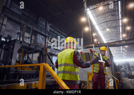 Acciaierie che spostano parte in acciaio in acciaieria Foto Stock