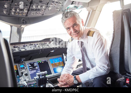 Ritratto pilota maschile fiducioso in aereo cockpit Foto Stock