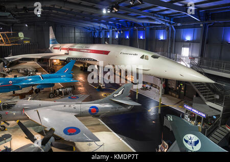 Una generale vista aeiral all'interno dell'hangar aerospaziale presso l'IWM museum a Duxford Cambridgeshire England Regno Unito mostra un superstite aereo supersonico Conco Foto Stock