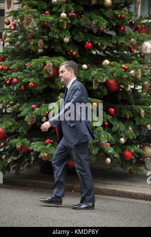 Il segretario al lavoro e alle pensioni David Gauke lascia 10 Downing Street dopo la riunione settimanale del gabinetto del 5 dicembre 2017. Credito: Malcolm Park Foto Stock