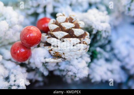 Decorazione di natale di holly berry e cono di pino Foto Stock