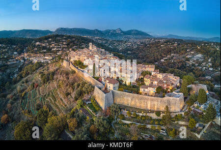 Vista aerea su Saint Paul de Vence borgo fortificato medievale,, Alpes-Maritimes, Francia Foto Stock
