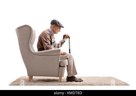 Premuto anziano uomo seduto in poltrona isolati su sfondo bianco Foto Stock