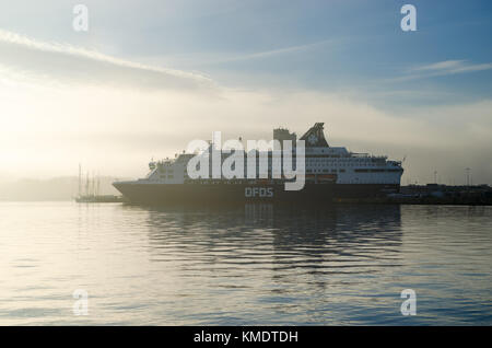 Grandi traghetti Ro-pax ferry MS Pearl Seaways alla luce degli ultimi raggi di sole prima del brutale attacco della fitta nebbia. Porto di Oslo, Norvegia. Foto Stock