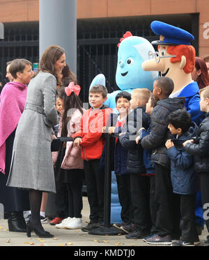 La Duchessa di Cambridge incontra i benavori quando arriva per il Children's Global Media Summit al Manchester Central Convention Complex, che riunisce creativi, innovatori tecnologici, politici, dirigenti e leader di pensiero di tutto il mondo per informare e riprogettare il futuro dei media per questa generazione ed esplorare l'impatto che la tecnologia digitale avrà sul futuro dei bambini. Foto Stock