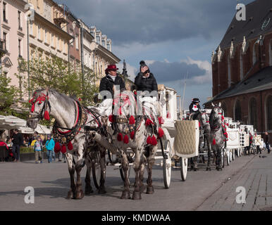 Cavallo e Carrozza per i turisti visite guidate al Rynek, Cracovia, in Polonia, in Europa. Foto Stock