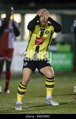 George Thomson (Harrogate Town) reagisce perdendo una facile opportunità di segnare gol durante la partita della National League North contro Kidderminster Harriers Foto Stock