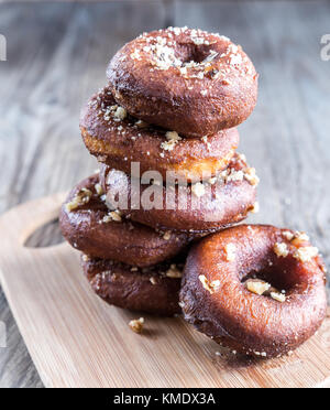 Le ciambelle cosparso con noci frantumate Foto Stock