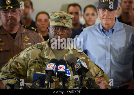 Esercito degli Stati Uniti in guardia nazionale florida aiutante generale Michael calhoun parla dopo il passaggio dell uragano irma durante una conferenza stampa presso la guardia costiera Stazione aria miami settembre 11, 2017 in opa locka, Florida. (Foto di po1 mark barney via planetpix) Foto Stock