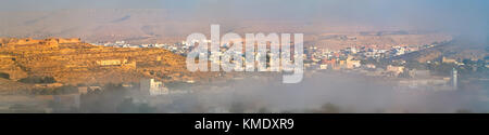 Panorama di Tataouine nella nebbia mattutina. Tunisia meridionale Foto Stock