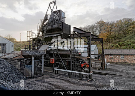 Conserva nero di Stanier cinque locomotiva a vapore sotto il rivestimento stage presso il deposito di opere in Grosmont Foto Stock
