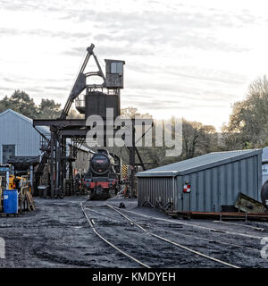 Conserva nero di Stanier cinque locomotiva a vapore sotto il rivestimento stage presso il deposito di opere in Grosmont Foto Stock