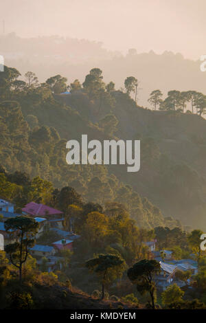 Vista panoramica della comunità vicino a mcleod ganj Foto Stock