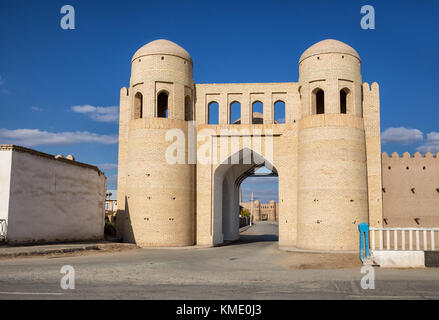 Il restaurato porta sud angaryk della fortezza esterna disan kala e dietro di loro la porta tash-darvaza della fortezza interna Ichan-kala. khiva, UZ Foto Stock