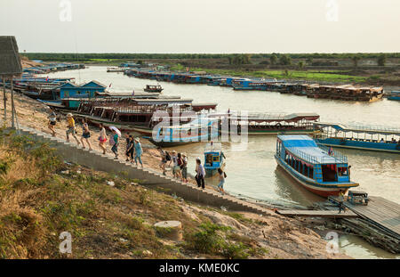 SIEM REAP, CAMBOGIA - 17 FEBBRAIO 2013: La barca parte per una gita in barca nel lago Tonle SAP. Un gruppo di turisti è tornato da una passeggiata Foto Stock