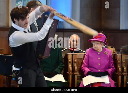 Queen Elizabeth II orologi una performance dalla Candida Theatre Company durante la scrittura dell'Unione centocinquantesimo anniversario servizio di celebrazione presso la chiesa di Saint Mary a Londra. Foto Stock