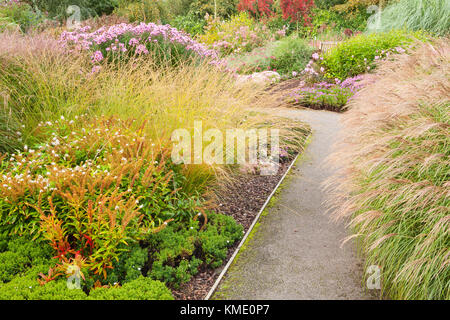 Settembre 2017. Ginocchia ariosi giardini, Warthill, York YO19 5XS, UK. Foto Stock