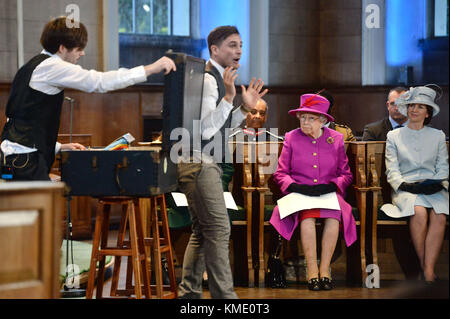 Queen Elizabeth II orologi una performance dalla Candida Theatre Company durante la scrittura dell'Unione centocinquantesimo anniversario servizio di celebrazione presso la chiesa di Saint Mary a Londra. Foto Stock