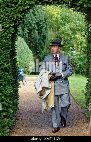 Dapper 1940's Esquire 'aspetto audace' mens moda ampio raccordo doppio petto vetrata suit, fedora hat, neckerchief & Brown lace up Oxfords. Foto Stock