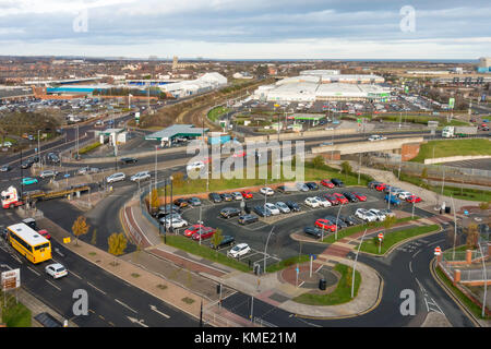 Hartlepool guardando a nord dalla torre della Galleria d'arte che mostra una strada trafficata junction supermercati e Hartlepool United Football Club massa Foto Stock