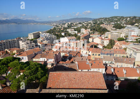 Vista panoramica o aerea sul centro storico di le Suquet, Cannes, con la costa mediterranea, la Costa Azzurra o Côte Azzurra Foto Stock