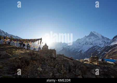 Bandiere di preghiera in himalaya nepalese Foto Stock