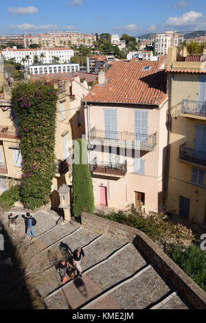 Vecchie strade e gradini acciottolati nel centro storico di le Suquet, Cannes, Alpi Marittime, Francia Foto Stock