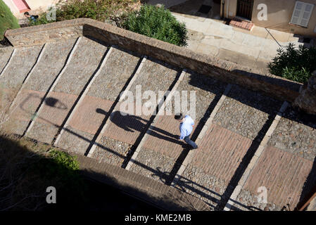 Passeggiate per le strade acciottolate e i gradini della città vecchia di le Suquet, Cannes, Alpi Marittime, Costa Azzurra, Francia Foto Stock