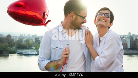 Coppia giovane in love dating e sorridente outdoor Foto Stock